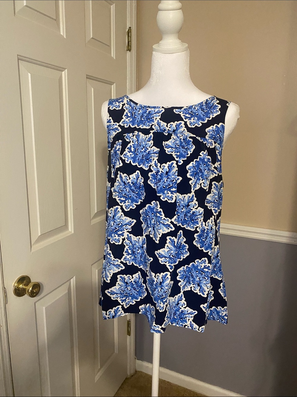 crown & ivy Navy and Blue  Coral Sleeveless Blouse size large
